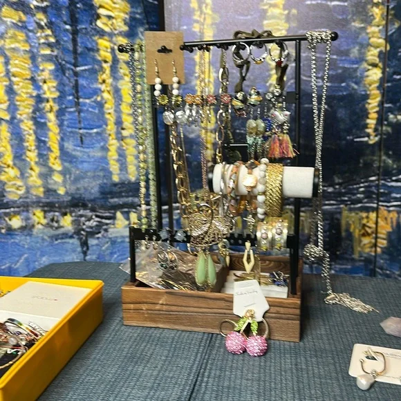 1110 Jewelry - Picture 1 of 1